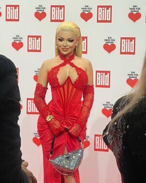 Katja Krasavice Instagram - Ich habe 100.000€ an ein Herz für Kinder gespendet, zusammen mit meiner Firma @sugarmami.official ❤️
Bei der @einherzfuerkinder Spendengala ❤️