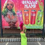 Katja Krasavice Instagram – Mein Geburtstagsgeschenk an mich selbst 😍 
Die SUGARMAMI Leinwände Hängen Deutschlandweit – Aber am meisten macht es mich stolz in Leipzig davor zu stehen – in der Stadt in der mir als kleine Baby Bad Bitch jeden Tag gesagt wurde dass ich mich anpassen soll weil ich ja „viel zu viel“ bin – viel zu „bitchig“ – viel zu freizügig und vorallem wurde mir immer gesagt dass ich NIE etwas erreichen werde 😂🖕🏽
Aber ich bin immer wieder der Beweis dafür dass es am Ende immer richtig ist GENAU SO ZU SEIN WIE MAN WILL und es SCHEISS EGAL ist was andere von dir denken 🫶🏽
Das Lachen und der Hass der anderen hat mich immer mehr dazu angespornt erst recht ich selbst zu sein – denn wenn du dich entscheidest gegen den Strom zu schwimmen wird der Weg 1000 mal härter aber am Ende siehst du dass es sich gelohnt hat 😘 
Wir sind Deutschlandweit zu sehen mit den Leinwänden von meinem eigenen Getränk @sugarmami.official das in sooo vielen Märken ausverkauft ist 😍🤤
Darauf erstmal einen eisgekühlten SUGARMAMI Drink 🍒💦