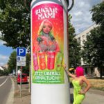 Katja Krasavice Instagram – Mein Geburtstagsgeschenk an mich selbst 😍 
Die SUGARMAMI Leinwände Hängen Deutschlandweit – Aber am meisten macht es mich stolz in Leipzig davor zu stehen – in der Stadt in der mir als kleine Baby Bad Bitch jeden Tag gesagt wurde dass ich mich anpassen soll weil ich ja „viel zu viel“ bin – viel zu „bitchig“ – viel zu freizügig und vorallem wurde mir immer gesagt dass ich NIE etwas erreichen werde 😂🖕🏽
Aber ich bin immer wieder der Beweis dafür dass es am Ende immer richtig ist GENAU SO ZU SEIN WIE MAN WILL und es SCHEISS EGAL ist was andere von dir denken 🫶🏽
Das Lachen und der Hass der anderen hat mich immer mehr dazu angespornt erst recht ich selbst zu sein – denn wenn du dich entscheidest gegen den Strom zu schwimmen wird der Weg 1000 mal härter aber am Ende siehst du dass es sich gelohnt hat 😘 
Wir sind Deutschlandweit zu sehen mit den Leinwänden von meinem eigenen Getränk @sugarmami.official das in sooo vielen Märken ausverkauft ist 😍🤤
Darauf erstmal einen eisgekühlten SUGARMAMI Drink 🍒💦