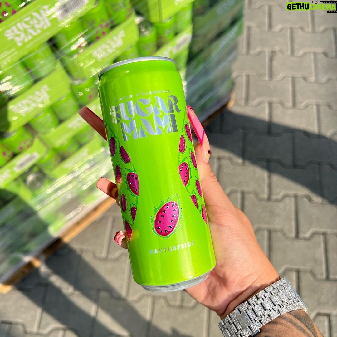 Katja Krasavice Instagram - Der Moment ist gekommen: Ab dem 01.08.2022 sind die SUGARMAMI Dosen endlich auf dem Weg zu euch in die Läden 😍😍😍 Die ersten 10 MILLIONEN DOSEN gehen raus für den Monat August - Die Nachfrage ist unglaublich, und wir werden alles dafür geben so schnell wie möglich weitere Millionen Dosen @sugarmami.official nachzuliefern 🙏🏽🤤 Ich bin unglaublich stolz darauf nach 2 Jahren Arbeit an dem unvergesslichen Geschmack und den Designs endlich eure Geschmacksnerven mit Sugarmami versüßen und vorallem erfrischen zu können 😍 🍓🌵🍒🍑💦