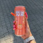Katja Krasavice Instagram – Der Moment ist gekommen: Ab dem 01.08.2022 sind die SUGARMAMI Dosen endlich auf dem Weg zu euch in die Läden 😍😍😍
Die ersten 10 MILLIONEN DOSEN gehen raus für den Monat August – Die Nachfrage ist unglaublich, und wir werden alles dafür geben so schnell wie möglich weitere Millionen Dosen @sugarmami.official nachzuliefern 🙏🏽🤤
Ich bin unglaublich stolz darauf nach 2 Jahren Arbeit an dem unvergesslichen Geschmack und den Designs endlich eure Geschmacksnerven mit Sugarmami versüßen und vorallem erfrischen zu können 😍
🍓🌵🍒🍑💦
