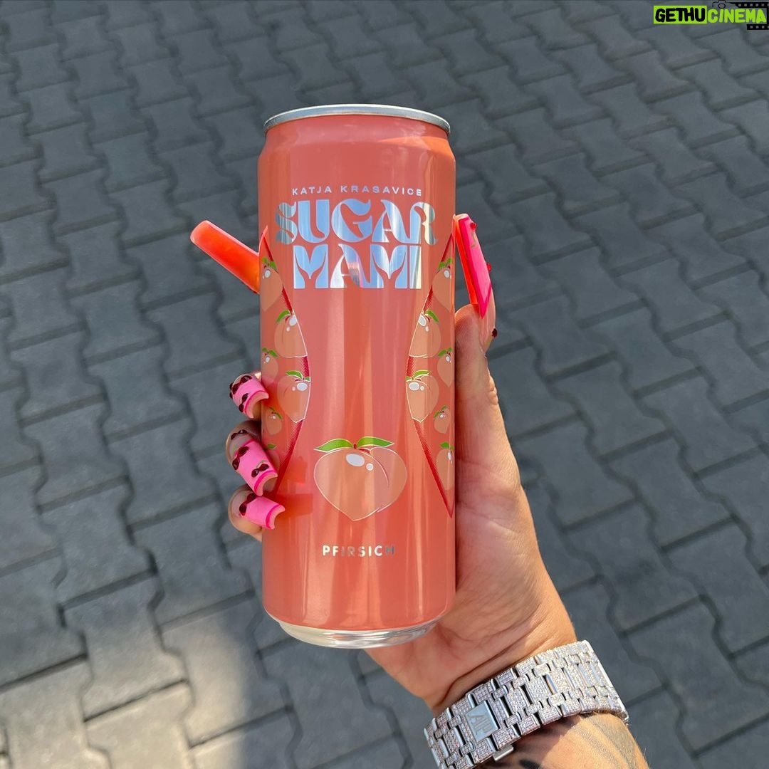 Katja Krasavice Instagram - Der Moment ist gekommen: Ab dem 01.08.2022 sind die SUGARMAMI Dosen endlich auf dem Weg zu euch in die Läden 😍😍😍 Die ersten 10 MILLIONEN DOSEN gehen raus für den Monat August - Die Nachfrage ist unglaublich, und wir werden alles dafür geben so schnell wie möglich weitere Millionen Dosen @sugarmami.official nachzuliefern 🙏🏽🤤 Ich bin unglaublich stolz darauf nach 2 Jahren Arbeit an dem unvergesslichen Geschmack und den Designs endlich eure Geschmacksnerven mit Sugarmami versüßen und vorallem erfrischen zu können 😍 🍓🌵🍒🍑💦