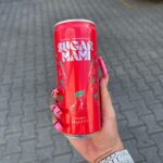 Katja Krasavice Instagram – Der Moment ist gekommen: Ab dem 01.08.2022 sind die SUGARMAMI Dosen endlich auf dem Weg zu euch in die Läden 😍😍😍
Die ersten 10 MILLIONEN DOSEN gehen raus für den Monat August – Die Nachfrage ist unglaublich, und wir werden alles dafür geben so schnell wie möglich weitere Millionen Dosen @sugarmami.official nachzuliefern 🙏🏽🤤
Ich bin unglaublich stolz darauf nach 2 Jahren Arbeit an dem unvergesslichen Geschmack und den Designs endlich eure Geschmacksnerven mit Sugarmami versüßen und vorallem erfrischen zu können 😍
🍓🌵🍒🍑💦