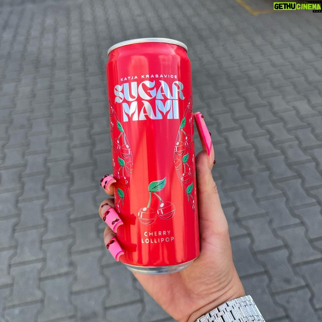 Katja Krasavice Instagram - Der Moment ist gekommen: Ab dem 01.08.2022 sind die SUGARMAMI Dosen endlich auf dem Weg zu euch in die Läden 😍😍😍 Die ersten 10 MILLIONEN DOSEN gehen raus für den Monat August - Die Nachfrage ist unglaublich, und wir werden alles dafür geben so schnell wie möglich weitere Millionen Dosen @sugarmami.official nachzuliefern 🙏🏽🤤 Ich bin unglaublich stolz darauf nach 2 Jahren Arbeit an dem unvergesslichen Geschmack und den Designs endlich eure Geschmacksnerven mit Sugarmami versüßen und vorallem erfrischen zu können 😍 🍓🌵🍒🍑💦