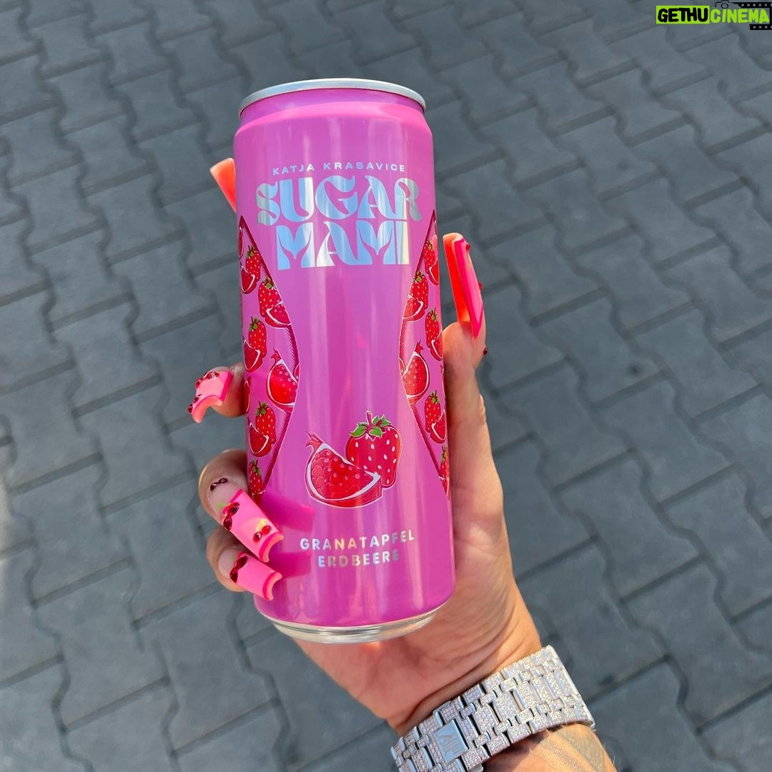 Katja Krasavice Instagram - Der Moment ist gekommen: Ab dem 01.08.2022 sind die SUGARMAMI Dosen endlich auf dem Weg zu euch in die Läden 😍😍😍 Die ersten 10 MILLIONEN DOSEN gehen raus für den Monat August - Die Nachfrage ist unglaublich, und wir werden alles dafür geben so schnell wie möglich weitere Millionen Dosen @sugarmami.official nachzuliefern 🙏🏽🤤 Ich bin unglaublich stolz darauf nach 2 Jahren Arbeit an dem unvergesslichen Geschmack und den Designs endlich eure Geschmacksnerven mit Sugarmami versüßen und vorallem erfrischen zu können 😍 🍓🌵🍒🍑💦