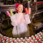 Katja Krasavice Instagram – Der Moment ist gekommen: Ab dem 01.08.2022 sind die SUGARMAMI Dosen endlich auf dem Weg zu euch in die Läden 😍😍😍
Die ersten 10 MILLIONEN DOSEN gehen raus für den Monat August – Die Nachfrage ist unglaublich, und wir werden alles dafür geben so schnell wie möglich weitere Millionen Dosen @sugarmami.official nachzuliefern 🙏🏽🤤
Ich bin unglaublich stolz darauf nach 2 Jahren Arbeit an dem unvergesslichen Geschmack und den Designs endlich eure Geschmacksnerven mit Sugarmami versüßen und vorallem erfrischen zu können 😍
🍓🌵🍒🍑💦
