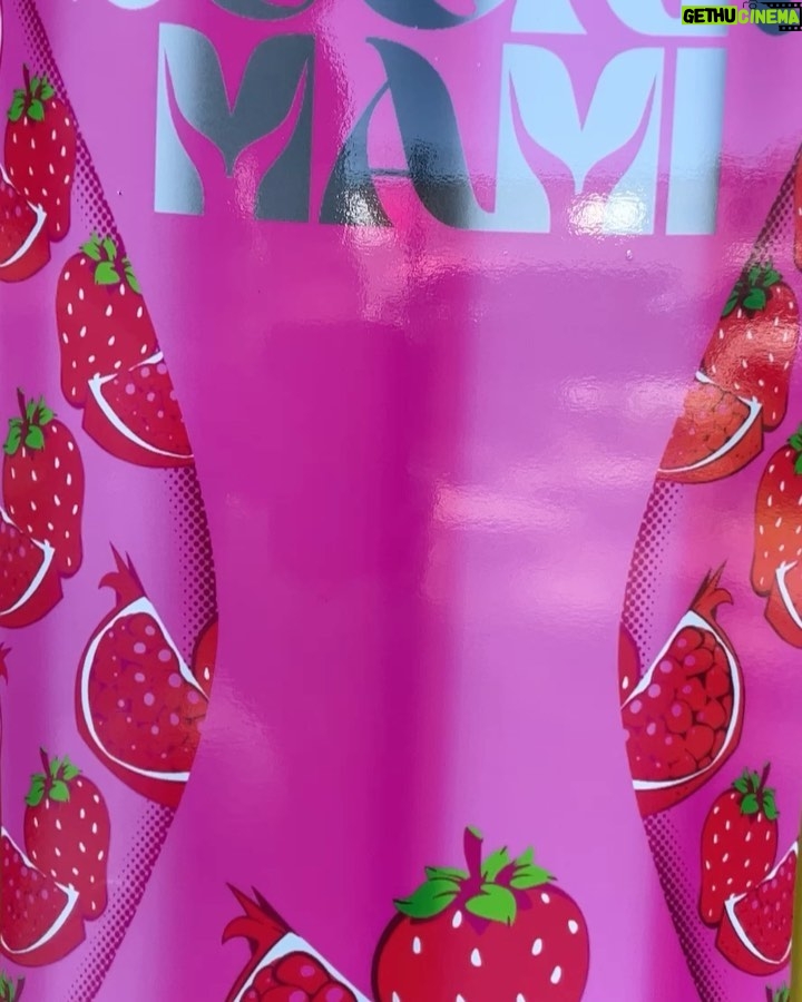 Katja Krasavice Instagram - @sugarmami.official coming soon!!!! 😍😍🤤 Lest bis unten durch ihr habt eine unglaubliche Chance!!! 😍 Ich habe in den letzten 2 Jahren mein Leben in meine Geschmacksnerven in dieses Produkt rein gesteckt!!! 🔥 Zwischen Höhen und Tiefen - zwischen Tagen an denen ich meinte ich bringe dieses Getränk doch nicht raus weil es noch nicht perfekt war! 😫 Zu jetzt endlich 2 Jahre später: SUGARMAMI ist perfekt und bereit euch mit allen 4 Geschmackssorten zu erfrischen!!!! 😍🤤 Die Reise geht los diesen Sommer erwartet euch SUGARMAMI - der Sparkling Softdrink 🍒🌵🍓🍑 ‼️UNGLAUBLICH: Ein Paar von euch können SUGARMAMI mit mir zusammen VOR ALLEN ANDEREN probieren!!! 😱😍 Es ist ganz einfach: Folgt dem offiziellen SUGARMAMI Profil: @sugarmami.official Und wer Glück hat wird nächste Woche von mir mit meinem SUGARMAMI BENZ und dem SUGARMAMI Getränk besucht und versüßt 😍‼️ Viel Glück! 🔥 EURE SUGARMAMI 🤤