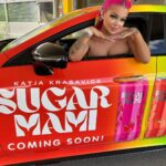 Katja Krasavice Instagram – @sugarmami.official coming soon!!!! 😍😍🤤
Lest bis unten durch ihr habt eine unglaubliche Chance!!! 😍
Ich habe in den letzten 2 Jahren mein Leben in meine Geschmacksnerven in dieses Produkt rein gesteckt!!! 🔥
Zwischen Höhen und Tiefen – zwischen Tagen an denen ich meinte ich bringe dieses Getränk doch nicht raus weil es noch nicht perfekt war! 😫
Zu jetzt endlich 2 Jahre später: SUGARMAMI ist perfekt und bereit euch mit allen 4 Geschmackssorten zu erfrischen!!!! 😍🤤
Die Reise geht los diesen Sommer erwartet euch SUGARMAMI – der Sparkling Softdrink 🍒🌵🍓🍑
‼️UNGLAUBLICH: Ein Paar von euch können SUGARMAMI mit mir zusammen VOR ALLEN ANDEREN probieren!!! 😱😍
Es ist ganz einfach:
Folgt dem offiziellen SUGARMAMI Profil: @sugarmami.official
Und wer Glück hat wird nächste Woche von mir mit meinem SUGARMAMI BENZ und dem SUGARMAMI Getränk besucht und versüßt 😍‼️
Viel Glück! 🔥
EURE SUGARMAMI 🤤