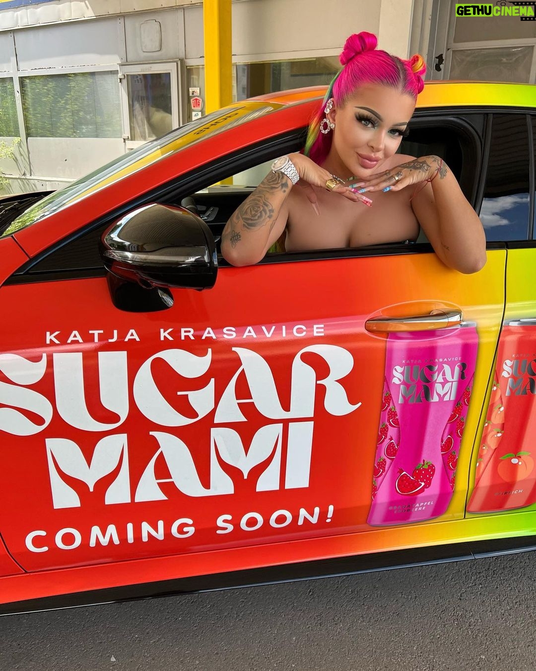 Katja Krasavice Instagram - @sugarmami.official coming soon!!!! 😍😍🤤 Lest bis unten durch ihr habt eine unglaubliche Chance!!! 😍 Ich habe in den letzten 2 Jahren mein Leben in meine Geschmacksnerven in dieses Produkt rein gesteckt!!! 🔥 Zwischen Höhen und Tiefen - zwischen Tagen an denen ich meinte ich bringe dieses Getränk doch nicht raus weil es noch nicht perfekt war! 😫 Zu jetzt endlich 2 Jahre später: SUGARMAMI ist perfekt und bereit euch mit allen 4 Geschmackssorten zu erfrischen!!!! 😍🤤 Die Reise geht los diesen Sommer erwartet euch SUGARMAMI - der Sparkling Softdrink 🍒🌵🍓🍑 ‼️UNGLAUBLICH: Ein Paar von euch können SUGARMAMI mit mir zusammen VOR ALLEN ANDEREN probieren!!! 😱😍 Es ist ganz einfach: Folgt dem offiziellen SUGARMAMI Profil: @sugarmami.official Und wer Glück hat wird nächste Woche von mir mit meinem SUGARMAMI BENZ und dem SUGARMAMI Getränk besucht und versüßt 😍‼️ Viel Glück! 🔥 EURE SUGARMAMI 🤤
