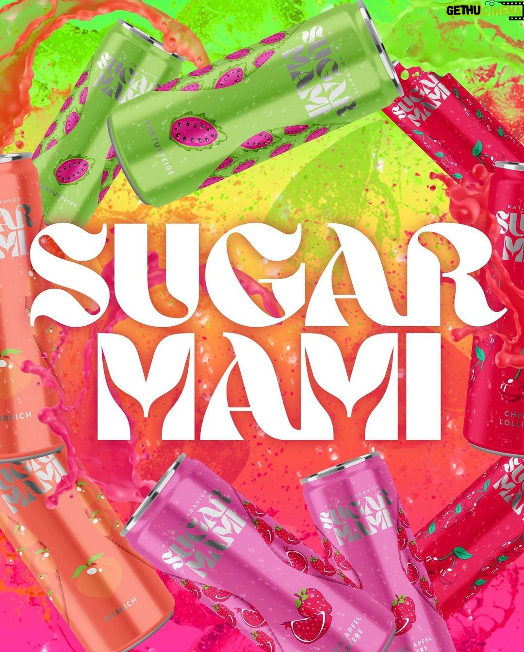 Katja Krasavice Instagram - @sugarmami.official coming soon!!!! 😍😍🤤 Lest bis unten durch ihr habt eine unglaubliche Chance!!! 😍 Ich habe in den letzten 2 Jahren mein Leben in meine Geschmacksnerven in dieses Produkt rein gesteckt!!! 🔥 Zwischen Höhen und Tiefen - zwischen Tagen an denen ich meinte ich bringe dieses Getränk doch nicht raus weil es noch nicht perfekt war! 😫 Zu jetzt endlich 2 Jahre später: SUGARMAMI ist perfekt und bereit euch mit allen 4 Geschmackssorten zu erfrischen!!!! 😍🤤 Die Reise geht los diesen Sommer erwartet euch SUGARMAMI - der Sparkling Softdrink 🍒🌵🍓🍑 ‼️UNGLAUBLICH: Ein Paar von euch können SUGARMAMI mit mir zusammen VOR ALLEN ANDEREN probieren!!! 😱😍 Es ist ganz einfach: Folgt dem offiziellen SUGARMAMI Profil: @sugarmami.official Und wer Glück hat wird nächste Woche von mir mit meinem SUGARMAMI BENZ und dem SUGARMAMI Getränk besucht und versüßt 😍‼️ Viel Glück! 🔥 EURE SUGARMAMI 🤤