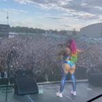 Katja Krasavice Instagram – Gestern vor 15.000 Menschen ABGERISSEN!!! Danke Karlsruhe 🔥
Meine 4 Tänzer/innen und ich haben für euch die Festival Stage brennen lassen 😛🌈🍑💦