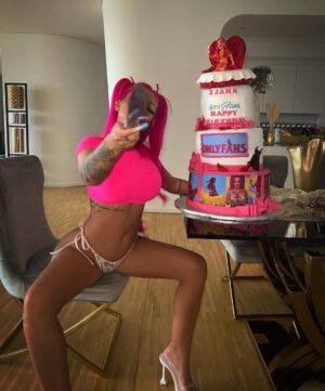 Katja Krasavice Instagram - HAPPY 1. BIRTHDAY ONLYFANS ACCOUNT 🎂🔪
1 Jahr lang gehe ich auf dieser Seite meiner Lieblingsbeschäftigung nach… 🤫 Geht schnell in meine Insta Story es gibt zum Anlass 4 krasse Geschenke für euch 😻🔥