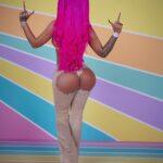 Katja Krasavice Instagram - 2014 habe ich angefangen meinen Traum zu leben - ICH ZU SEIN ohne wenn und aber, ICH ZU SEIN auch wenn das bedeutet dass keiner mich so akzeptieren wird, weil die Gesellschaft lieber schöne Lügen hört als einen Mensch der das macht was SIE will! Seitdem ich 17 bin konntet ihr alle meinen Weg, all den Hass und die Hürden mitverfolgen die es in meinen Leben gab und immernoch gibt, wenn man laut der Gesellschaft „anders“ ist Heute bin ich 25 und habe mehr erreicht als ich mir damals mit je 17 vorgestellt hätte - ich bin so stolz nach meinen 2 Nummer 1 Alben jetzt sagen zu können dass mein Album PUSSY POWER draußen ist - und noch heftiger ist es dass mein Song der „ONLYFANS“ heißt so krass bei euch abgeht! Heute bin ich immernoch ich und langsam habe ich das Gefühl endlich akzeptiert zu werden, und es macht mich stolz zu sehen dass durch meinen Weg viele Frauen sich das auch trauen! 🙏🏽 Wer hätte das damals gedacht als die kleine 17 jährige Katja Krasavice ihre YouTube Videos in ihrem kleinen Pinken Zimmer gedreht hat und alle sich gefragt haben „was macht sie da nur?“ Meine Antwort auf die Frage: Sie macht was ihr Herz ihr sagt bis alle das auch anfangen zu tun! Danke für eure Resonanz es bedeutet mir unglaublich viel 💖