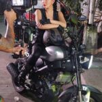 Katrina Halili Instagram - Sinong pinapanuod mo dyan Romana🤭 Hair & make up by @mamadodong Styled by @margauxmedina #blackridersoonongma