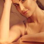 Katrina Kaif Instagram - Level up your glow game with our liquid highlighter launch. 🤙🏻💫 Consider yourself warned: It’s addictive!🤌🏻✨🥰 Introducing the all new Hyper Gloss Liquid Luminizing Highlighters enriched with the goodness of Carrot Oil 🥕 that keeps your skin hydrated and smooth 🥰 It is made with micro, light catching pearls that give you the inner glow ✨🤌🏻 Comes in 3 beautiful shades: Sparkling, Rosé & Champagne Now available at Nykaa stores and Nykaa.com ✨💫 #KayBeauty #KayByKatrina #ItsKayToBeYou #MakeupThatKares #NewLaunch #NewLaunchAlert #Illuminate #Luminous #LuminousSkin #GlowGetter #GlowUp #GlowGlowing #GlowingSkin