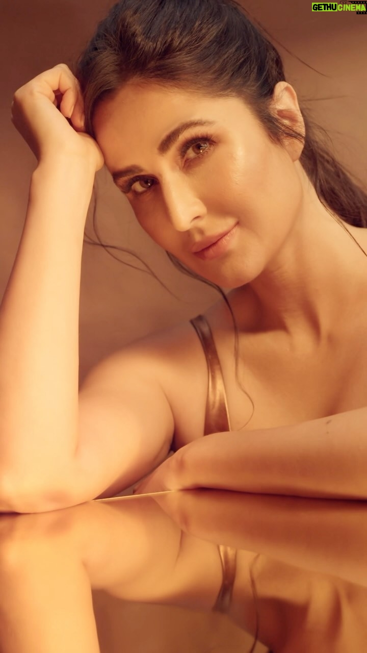 Katrina Kaif Instagram - Level up your glow game with our liquid highlighter launch. π€π»π« Consider yourself warned: Itβs addictive!π€π»β¨π₯° Introducing the all new Hyper Gloss Liquid Luminizing Highlighters enriched with the goodness of Carrot Oil π₯ that keeps your skin hydrated and smooth π₯° It is made with micro, light catching pearls that give you the inner glow β¨π€π» Comes in 3 beautiful shades: Sparkling, RosΓ© & Champagne Now available at Nykaa stores and Nykaa.com β¨π« #KayBeauty #KayByKatrina #ItsKayToBeYou #MakeupThatKares #NewLaunch #NewLaunchAlert #Illuminate #Luminous #LuminousSkin #GlowGetter #GlowUp #GlowGlowing #GlowingSkin