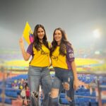 Katrina Kaif Instagram - These girls ……All heart 🤍 More power to you ⚡️ #itskaytobeyou #upwarrioz 🏏 💄 And a wonderful time with the most charming sharma family @Itsjinishasharma @upwarriorz shweta_sehrawat_11 @kiranprabhunavgire @danniwyatt28 @saima_thakor13 @sophecc19 @officialdeeptisharma @tahlia.mcgrath @officialdevika @graceh_189 @_parshavi_chopra @a_healy laxmi_yadav_official_22 @rajeshwarigayakwad @vrindadinesh_33 @anjalisarvani.k @megouhersultana @chamari_athapaththu58 @punamkhemnar123