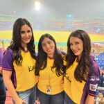 Katrina Kaif Instagram - These girls ……All heart 🤍 More power to you ⚡️ #itskaytobeyou #upwarrioz 🏏 💄 And a wonderful time with the most charming sharma family @Itsjinishasharma @upwarriorz shweta_sehrawat_11 @kiranprabhunavgire @danniwyatt28 @saima_thakor13 @sophecc19 @officialdeeptisharma @tahlia.mcgrath @officialdevika @graceh_189 @_parshavi_chopra @a_healy laxmi_yadav_official_22 @rajeshwarigayakwad @vrindadinesh_33 @anjalisarvani.k @megouhersultana @chamari_athapaththu58 @punamkhemnar123