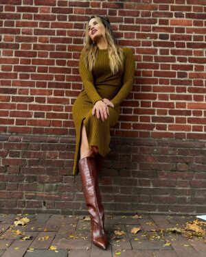 Katrina Law Instagram - Sending out all the love to you. 

Styled by @highheelprncess 
Dress by @tanyataylor 
Shoes by @paristexas 
Jewelry by @8otherreasons
Photography by @keithandreen