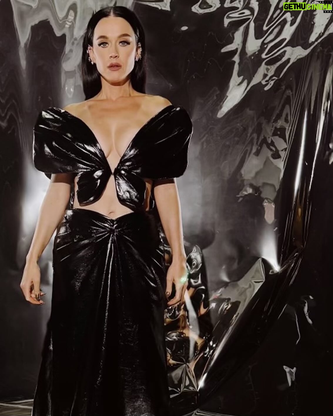 Katy Perry Instagram - monarch mama 🖤 #idol
