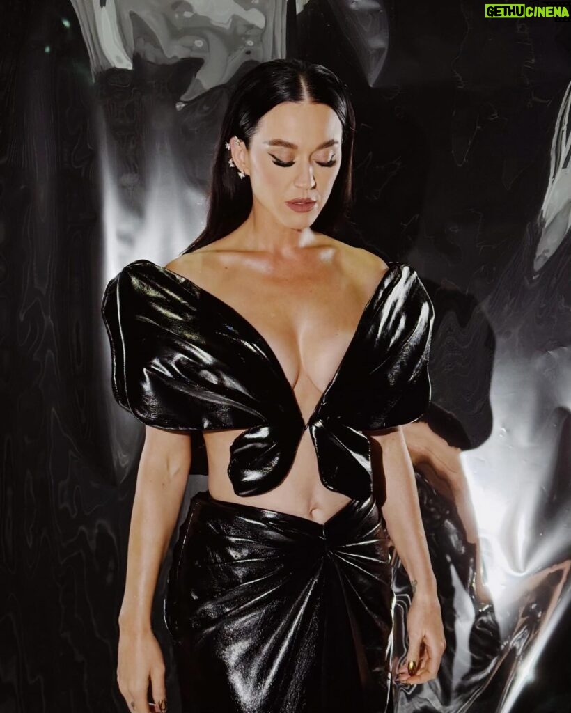 Katy Perry Instagram - monarch mama 🖤 #idol