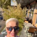 Katya Lel Instagram - Всем шикарнейшего дня! Угадайте где я? Летели 2.50 ч 😉 Какая классная погода!!!👍🏻💚 Мира в душе!🌸 #катялель #счастьежить