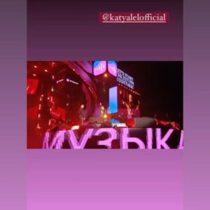 Katya Lel Instagram - Нет таких денег в мире, чтобы купить эту народную, искреннюю любовь! Это ваш выбор! 🔥И это большое счастье для артиста!  Люблю вас, обожаю  и благодарю за то, что Вы есть у меня такие замечательные! 🙏🏻🫶
Света в душе, любимые! ☀️🫶🩷. Пусть в вашей жизни всё легко получается💫☀️!
#катялель #мировойхит #любовьнавсегда #науровнеднк #мурашкипокоже