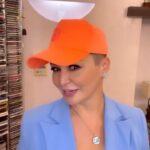 Katya Lel Instagram - Шикарного вечера! Как вам эти классные кепки @btbum_cap 👌🏻🧢? Какая больше мне идёт? Наслаждаюсь! Благодарю @victoriabonya 😘! #катялель #викториябоня #крутыекепки #светавдуше