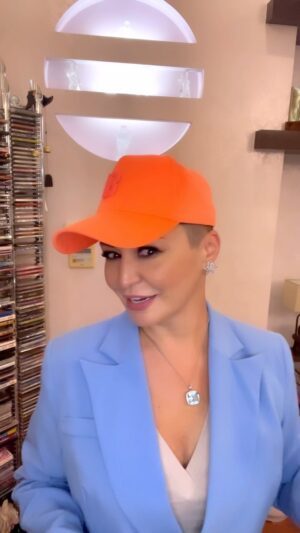 Katya Lel Instagram - Шикарного вечера! Как вам эти классные кепки @btbum_cap 👌🏻🧢? Какая больше мне идёт? Наслаждаюсь! Благодарю @victoriabonya 😘!
#катялель #викториябоня #крутыекепки #светавдуше