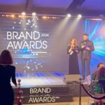 Katya Lel Instagram - Счастлива получить Премию Brand Awards @artem__sorokin 🔥 за мировой хит « Мой мармеладный»! Благодарю за добрые слова прекрасных ведущих @baranovskaya_tv 😘 @maximprivalov 🧡 Посылаю свою любовь каждому сердцу!💜 #катялель #чудесныйвечер #премия #мировойхит