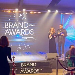 Katya Lel Instagram - Счастлива получить Премию  Brand Awards @artem__sorokin 🔥 за мировой хит « Мой мармеладный»! 
Благодарю за добрые слова прекрасных ведущих @baranovskaya_tv 😘
@maximprivalov 🧡
Посылаю свою любовь каждому сердцу!💜
#катялель #чудесныйвечер #премия #мировойхит