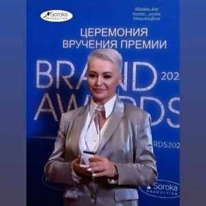 Katya Lel Instagram - Счастлива получить Премию  Brand Awards @artem__sorokin 🔥 за мировой хит « Мой мармеладный»! 
Благодарю за добрые слова прекрасных ведущих @baranovskaya_tv 😘
@maximprivalov 🧡
Посылаю свою любовь каждому сердцу!💜
#катялель #чудесныйвечер #премия #мировойхит