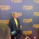 Katya Lel Instagram - С мамулей посетили премьеру фильма о самбо. Так приятно было увидеть наших шикарных актёров и коллег . Тепла и добра!💜 @emilia_delloro_moscow 👖🧥 #катялель #премьерафильма #светлоговечера