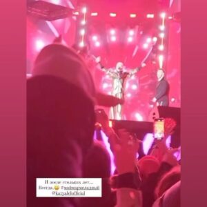 Katya Lel Instagram - Нет таких денег в мире, чтобы купить эту народную, искреннюю любовь! Это ваш выбор! 🔥И это большое счастье для артиста!  Люблю вас, обожаю  и благодарю за то, что Вы есть у меня такие замечательные! 🙏🏻🫶
Света в душе, любимые! ☀️🫶🩷. Пусть в вашей жизни всё легко получается💫☀️!
#катялель #мировойхит #любовьнавсегда #науровнеднк #мурашкипокоже