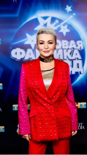 Katya Lel Instagram - Приветствую вас , пресса! ✊
Читаю ваши заголовки сегодня о себе и смеюсь. 🤪Сначала вы придумываете на ровном месте мне гонорар и выдаёте за истину, а потом, узнав у моего директора , под видом капризного заказчика, реальную стоимость, которая ниже в несколько раз, вдруг пишите, что мировая звезда в моём лице резко понизила свой гонорар в 4 р, мировая истерия прошла и никому не нужна 🤣. 
Я вас расстрою, успех моей песни « Мой мармеладный « уже 4й месяц как активно вирусится по всему миру, с невероятной любовью и единением! 😉 Сегодня эту песню перепевают в разных жанрах и каверах со всего мира от мала , ( которые даже ещё говорить не умеют толком), до велика.
Хотелось верить , что вы за Россию , за успех на русском языке,  за своего артиста, в таких высоких позициях мирового чарта. Даже если это заказные статьи( эти деньги не принесут вам счастья, они не чистые), пора вам принять эту информацию, это уже навсегда останется в истории и в сердцах всей планеты! 💫
Спите спокойно! Пусть вас это больше не тревожит так сильно 😂. Мира в душе!😁
#катялель #неверьтесплетням #мировойхит #светавдуше🌞
