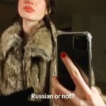 Katya Lel Instagram - Смотрю, что-то странное происходит в тик-токе. Там завирусилась песня Кати Лель «Мой мармеладный». Иностранцы снимают видео в меховых шапках и шубах и пытаются попасть в слова. ☀️💃👏🏻🤩💫✊ СМИ сегодня оборвали мой телефон.. Боже! Как же я счастлива!!! Как же приятно!!! @fadeevmaxim 😁- может нам Вселенная снова даёт этот шанс, благодаря нашей любимой России объединить сердца во всём мире? Ведь нет ничего сильнее энергии единения в любви и в свете! Как думаете, друзья мои?🌎🪐🔥✨🛸 #катялель #джагаджага #максфадеев #мармеладный #вау💫💫💫