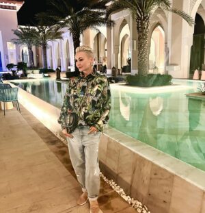 Katya Lel Instagram - Светлого вечера!💚 Признавайтесь, кто эти дни чувствует то, что и я? 🤪
В районе почек очень горячо, энергия огня. Чтобы понять это, положите руку на талию и подвиньте ближе к спине и сразу поймёте .  Или когда вы лежите, чувствуете под собой горячо🔥. 
Это Затмение конкретно в Овне, это огонь и Хирон его передаёт! Сам Хирон управляет областью поясницы, проекцией почек и т. д. И к некоторым продвинутым людям сейчас должны были идти такие энергии и столбы света будут еще из под земли.  Так что нас включают✨💥. Кто такой же? 
@vivostyle 👚
#катялель #энергииогня #теплавдуше