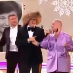 Katya Lel Instagram - С Новым Счастьем! 2024 Год ! Ура!!!💃💫😀🙏🏻 Ловите мою Любовь и Свет души, дорогие мои!!!💛 @malakhov007 😘 @nokassi_ 🥼 #катялель #мировойхит #новыйгод #счастьявсем