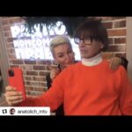 Katya Lel Instagram - #repost Друзья, ясно, что без этой песни никак нельзя, немыслимо, недопустимо! Фото и видео - наиполнейший эксклюзивнейший эксклюзив, ведь это НХП на @radio.kp 💚 @anatolich_mtv 😄 #катялель #хитпарадгода #радиокп #счастья