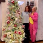 Katya Lel Instagram - Талантливая и любимая актриса, Елена Ксенофонтова @elena_ksenofontova_official , со своими феями , нарядили эту красавицу 🌲 @d_e_ksenofontova_o_r 👏🏻, за что огромное спасибо! Мы готовы к сладкой жизни, а вы, дорогие мои, создаёте себе настроение новогоднее?💋 #катялель #еленаксенофонтова #ёлочка #сладкийсон