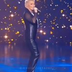 Katya Lel Instagram - Волшебного вечера, дорогие мои! Пусть рядом с нами будут наши единомышленники!✊😍 #катялель #огни #сольныйконцерт #live