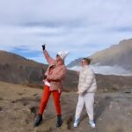 Katya Lel Instagram - Благодарим Вселенную за каждый миг этой жизни! Путешествуйте и наслаждайтесь, друзья мои, как мы с @irinachikunova.ru 😁 Сила притяжения ты и я Пульсом вдохновения ты это я Сердце в одном ритме бьётся 120 Мы в силе притяжения И жизнь так прекрасна!- похоже мы эту песню сочиняли именно к этому моменту с @bagdastar_production 😄👍🏻💫, #каялель #ириначикунова #подружка #казбек #силапритяжения #счастье #энергия