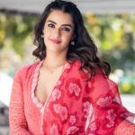 Kavya Thapar Instagram - 🌺 Stylist- @saranya_raov Outfit - @drc_hyderabad Mua - @iramakeupstudios Hairstylist - @jayaram_dasarla Shot by - @storiesbydeepu