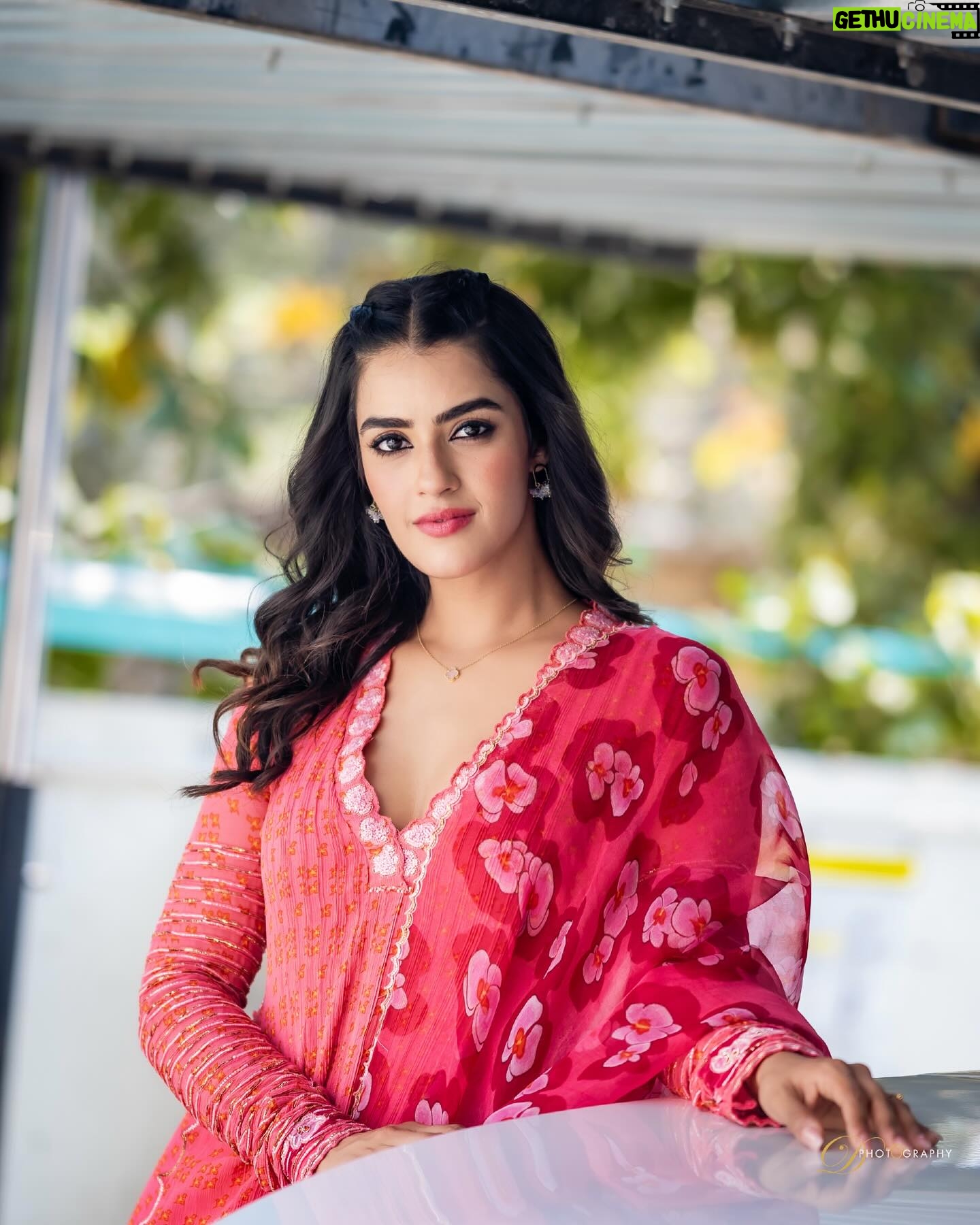 Kavya Thapar Instagram Caption : 🌺 Stylist- @saranya_raov Outfit - @drc_hy...