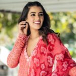 Kavya Thapar Instagram – 🌺

Stylist- @saranya_raov
Outfit – @drc_hyderabad
Mua – @iramakeupstudios 
Hairstylist – @jayaram_dasarla
Shot by – @storiesbydeepu
