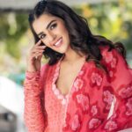 Kavya Thapar Instagram - 🌺 Stylist- @saranya_raov Outfit - @drc_hyderabad Mua - @iramakeupstudios Hairstylist - @jayaram_dasarla Shot by - @storiesbydeepu
