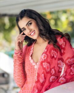 Kavya Thapar Instagram - 🌺 Stylist- @saranya_raov Outfit - @drc_hyderabad Mua - @iramakeupstudios Hairstylist - @jayaram_dasarla Shot by - @storiesbydeepu