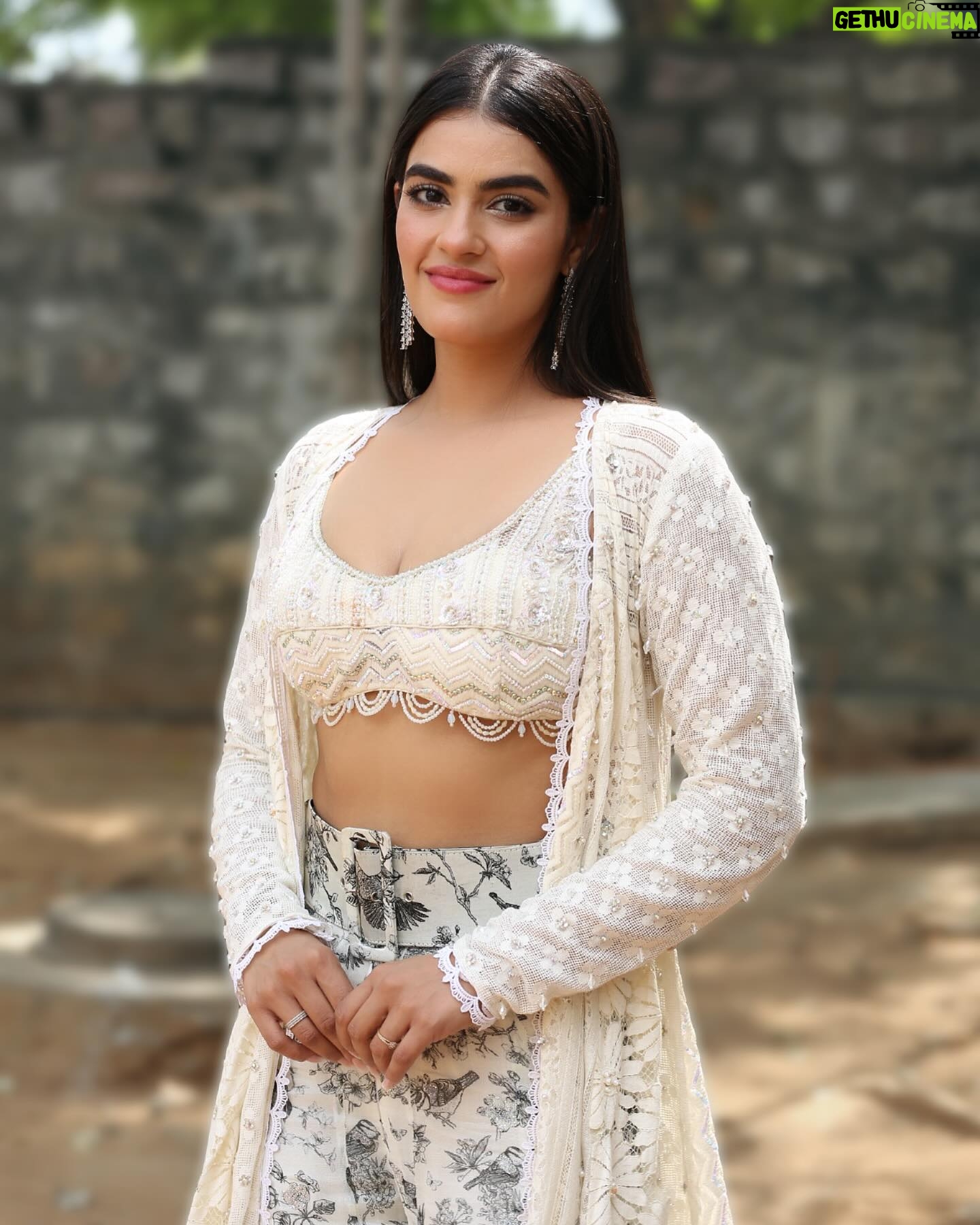 Kavya Thapar Instagram - 🤍 Styled by @stylebyannapurna Style Team @i.deekshasetti Hair @jayaram_dasarla Makeup @iramakeupstudios Wearing @surabhi.gandhi Jewellery @alluringaccessories.a2 Shot by @ganeshpeddireddy