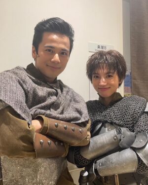 Kaya Kiyohara Instagram - ほんとうに、ほんとうに
尊敬する皆さまのもとで
命を燃やす日々
⁡
なんて贅沢で
そして挑戦だらけの
色とりどりな時間なのだろうと思います。
⁡
残すは明日の大千秋楽のみ
⁡
かけがえのないひと時に、
観に来てくださる方々への想いを乗せて
走り切れますように。
⁡
写真はレイモンとケヴィンの最高コンビです☺︎
⁡
.
#ジャンヌダルク
#坪倉由幸　さん
#島村龍乃介　くん