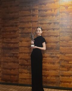 Kaya Kiyohara Instagram - 第三十一回　読売演劇大賞にて 杉村春子賞と優秀女優賞をいただきました。 ⁡ 舞台「ジャンヌ・ダルク」に携わってくださった 演出の白井晃さんをはじめとする 沢山のスタッフ・キャストの皆さまと この喜びを分かち合えたことが何よりの幸せです。 またいつか、皆さまとご一緒させていただける日が来るように精進いたします。 ⁡